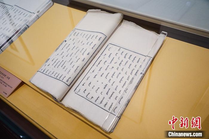 《大清高宗純皇帝圣訓(xùn)》(滿文版)。徐峻杰 攝