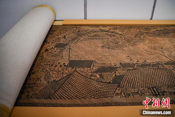 徐建元創(chuàng)作的竹編畫《清明上河圖》。徐峻杰 攝