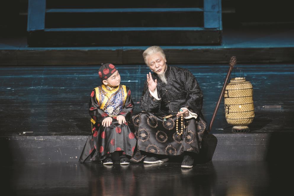 與電視劇《大宅門》對(duì)時(shí)代的全景式展現(xiàn)不同，話劇更加緊扣“大宅門”的主題，以“七爺”白景琦為核心，描畫了大宅門內(nèi)眾生的喜怒哀樂和沉浮起落。圖為中國(guó)國(guó)家話劇院制作演出的話劇《大宅門》演出照。（演出方供圖）