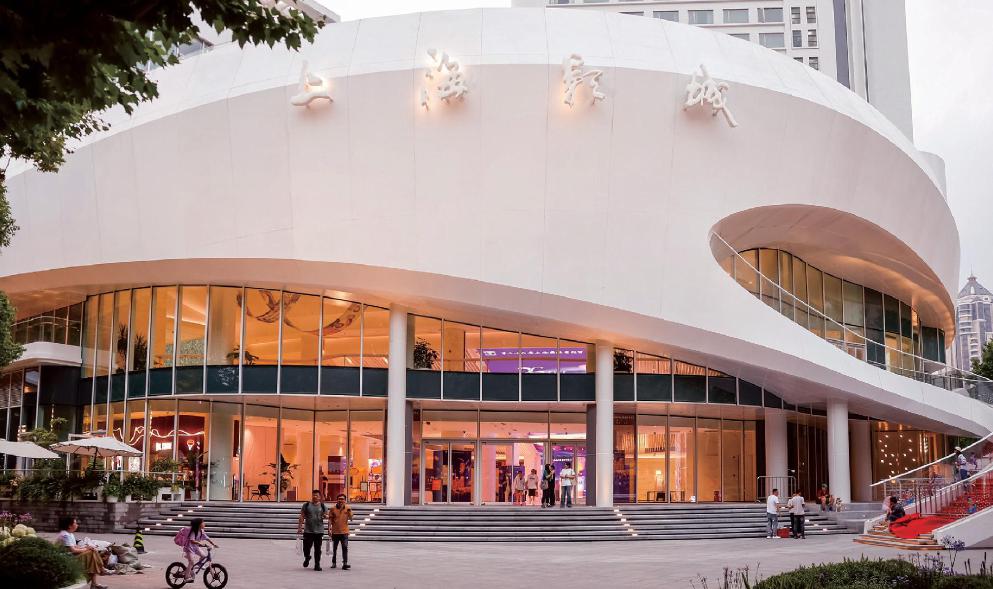 作為本屆上海國(guó)際電影節(jié)的主會(huì)場(chǎng)，上海影城已經(jīng)裝飾布置完畢，靜候影迷蒞臨。 本報(bào)記者 王竟成 攝