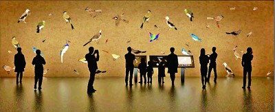 2023年5月12日，觀眾在“數(shù)境等觀——靳軍傳統(tǒng)藝術(shù)與科技研究展”上欣賞《描摹或共生：今日珍禽圖》數(shù)字藝術(shù)作品。資料照片