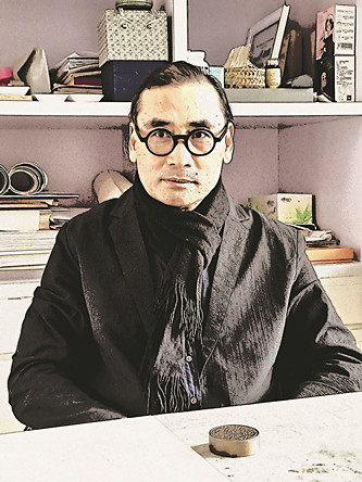 劉萬鳴 1989年畢業(yè)于天津美術(shù)學(xué)院，1995年就讀于中國(guó)藝術(shù)研究院美術(shù)學(xué)研究生課程班?，F(xiàn)任全國(guó)政協(xié)委員、民盟中央委員、中國(guó)美術(shù)家協(xié)會(huì)副主席、中國(guó)國(guó)家畫院院長(zhǎng)。2012年獲中國(guó)青年藝術(shù)家提名獎(jiǎng)，2014年入選國(guó)家百千萬人才工程授予“有突出貢獻(xiàn)中青年專家”稱號(hào)，中宣部2017年文化名家暨“四個(gè)一批”人才，中組部國(guó)家高層次人才特殊支持計(jì)劃領(lǐng)軍人才“萬人計(jì)劃”。中國(guó)畫作品曾入選全國(guó)美展、全國(guó)畫院展及省部級(jí)展覽，獲得金、銀、銅、優(yōu)秀等獎(jiǎng)項(xiàng)十余次。積極參與國(guó)家主題性創(chuàng)作，作為第一作者完成《遣唐使》《西電東送、西氣東輸工程》《黃河擺渡人》《南水北調(diào)工程》等中國(guó)畫作品?！吨袊?guó)畫論》一書為普通高等學(xué)校藝術(shù)學(xué)科新形態(tài)重點(diǎn)規(guī)劃教材。曾在中國(guó)國(guó)家博物館等國(guó)家級(jí)展館舉辦個(gè)展，作品被中國(guó)美術(shù)館、中國(guó)國(guó)家博物館、中國(guó)藝術(shù)研究院等國(guó)家級(jí)單位收藏。