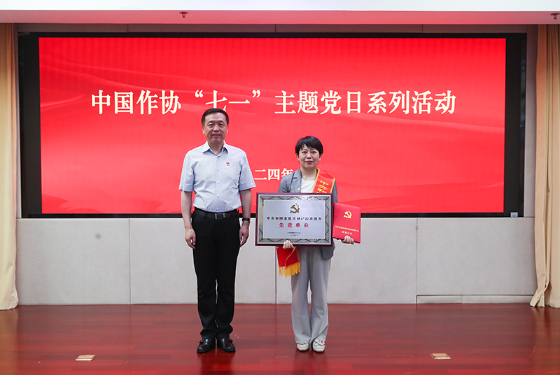 張宏森為辦公廳頒發(fā)中央和國(guó)家機(jī)關(guān)創(chuàng)建模范機(jī)關(guān)先進(jìn)單位獎(jiǎng)牌、證書