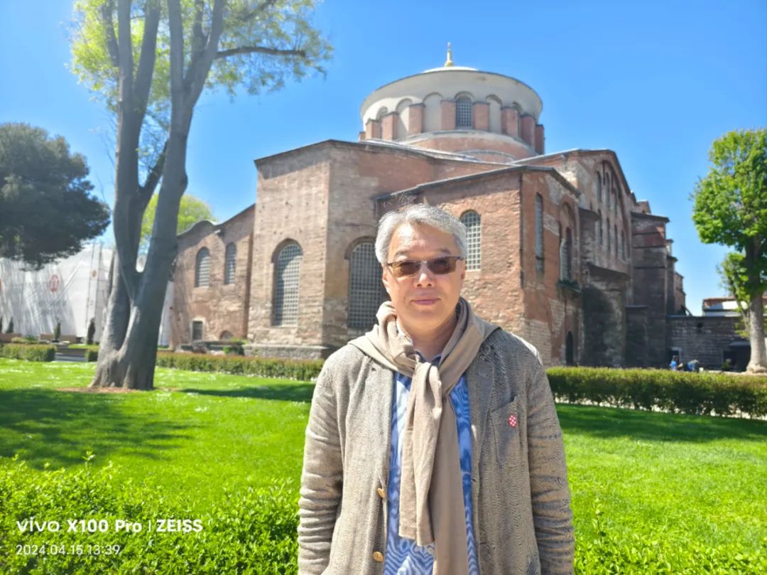 臧棣，1964 年生于北京?，F(xiàn)任教于北京大學(xué)中文系，北京大學(xué)中國詩歌研究院研究員。出版詩集《騎手和豆?jié){》《簡單的人類動作入門》等。曾獲中國當(dāng)代十大杰出青年詩人、中國十大先鋒詩人、中國十大新銳詩歌批評家、當(dāng)代十大新銳詩人等，并多次應(yīng)邀參加國際詩歌節(jié)。