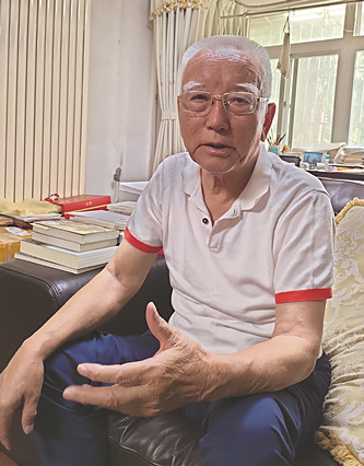 降邊嘉措 藏族，四川省甘孜藏族自治州巴塘縣人。1950年參加解放軍，經歷了進軍西藏、解放西藏的全過程。1956年到北京民族出版社，從事藏文翻譯和編輯出版工作，直到1980年。1980年報考中國社會科學院民族文學研究所并被錄取，后來主要從事《格薩爾》史詩研究和翻譯工作。曾出版《〈格薩爾〉初探》《〈格薩爾〉的歷史命運》《〈格薩爾〉與藏族文化》《〈格薩爾〉論》等學術專著。主編有《格薩爾》藏文精選本（40卷、51冊）、《〈格薩爾〉大辭典》等。長篇小說《格桑梅朵》、報告文學《這里是紅軍走過的地方》分別獲得第一屆、第十一屆全國少數民族文學創(chuàng)作駿馬獎。