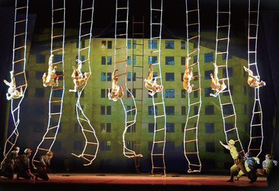 雜技劇《戰(zhàn)上?！穭≌铡?　　上海雜技團(tuán)供圖