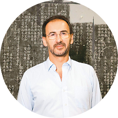 畢羅（Pietro De Laurentis），意大利漢學(xué)家，中國國家級人才項目入選者，廣州美術(shù)學(xué)院教授、博導(dǎo)，中外書寫文化與美術(shù)交流研究中心負(fù)責(zé)人，二王學(xué)研究中心專家委員會委員。多年來主要從事書法學(xué)、銘刻與寫本學(xué)、美術(shù)文獻(xiàn)研究與翻譯、中國古代詩歌等領(lǐng)域的研究。意大利文著作有《李白，其人其詩》《一觴一詠：〈蘭亭詩集〉研究》，英文專著有《孫過庭〈書譜〉綜合研究》《以書護(hù)法——〈集王圣教序〉研究》，中文專著有《尊右軍以翼圣教》，英文譯著有張?zhí)旃吨袊鴷ㄖ饕g(shù)語的釋讀和研究》。在《亞洲專刊》《華裔學(xué)志》《敦煌研究》《唐研究》《中國書法》《書法研究》等海內(nèi)外權(quán)威刊物發(fā)表論文50余篇。