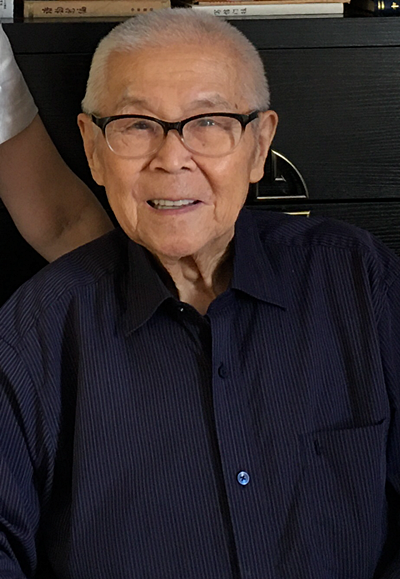 鈕驃，1933 年出生，國(guó)家級(jí)非物質(zhì)文化遺產(chǎn)項(xiàng)目京劇代表性傳承人。中國(guó)戲曲學(xué)院原副院長(zhǎng)。