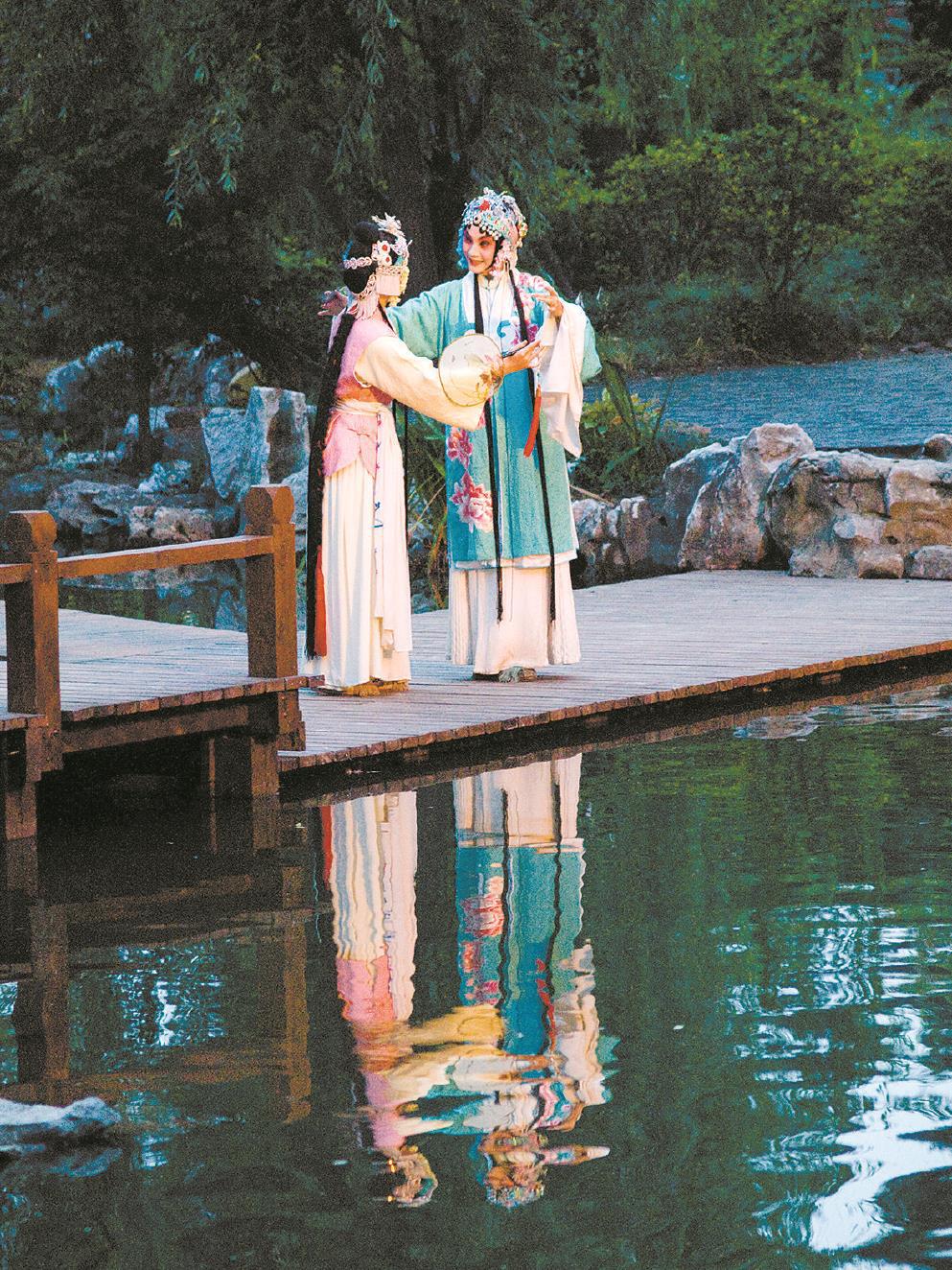 經(jīng)典戲曲常常與園林空間相關(guān)，諸如《牡丹亭》《西廂記》等。左圖為張軍昆曲藝術(shù)中心出品的實(shí)景園林昆曲《牡丹亭》。