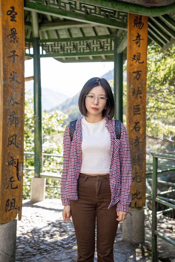 作家簡(jiǎn)介 李?yuàn)檴?，筆名三三，女，漢族，一九九一年出生，畢業(yè)于中國(guó)人民大學(xué)創(chuàng)造性寫作專業(yè)。作品發(fā)表于《人民文學(xué)》《收獲》等多家刊物，多有選載。曾獲2020年“鐘山之星”年度青年佳作獎(jiǎng)、2021年度青花郎?人民文學(xué)獎(jiǎng)新人獎(jiǎng)、第七屆郁達(dá)夫小說獎(jiǎng)短篇小說獎(jiǎng)、首屆《靜?安》文學(xué)獎(jiǎng)、紅棉文學(xué)獎(jiǎng)小說主獎(jiǎng)等獎(jiǎng)項(xiàng)，入選王蒙青年作家支持計(jì)劃?年度特選作家（2022—2023）等。著有短篇小說集《晚春》《山頂上是?！贰抖砹_斯套娃》《離魂記》等四部。