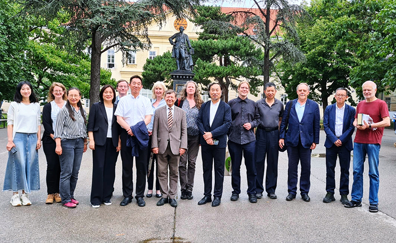 代表團(tuán)與奧地利作家、漢學(xué)家合影