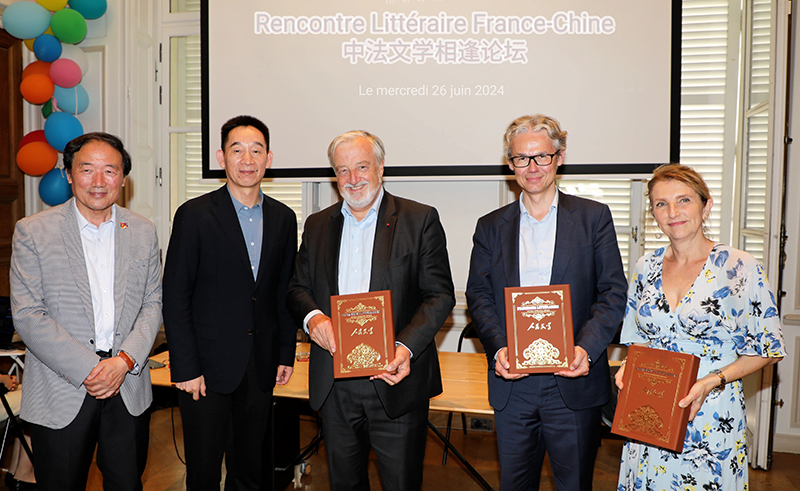 施戰(zhàn)軍向法國(guó)文化部、法國(guó)巴黎圖書節(jié)、法國(guó)國(guó)家圖書中心贈(zèng)送《人民文學(xué)》法文版合集