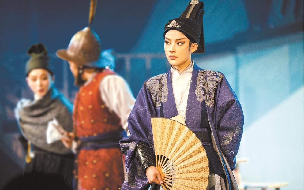 古老戲曲掀起“青春革命”，從情感、形式、媒介上將青年文化、時(shí)代審美融入戲曲古典樣態(tài)，這是“新文化生命體”適應(yīng)新媒介環(huán)境，以青年力量激活傳統(tǒng)文化能量進(jìn)行自我更新的典型示例。圖為越劇《新龍門客?！? /></p>
<p style=