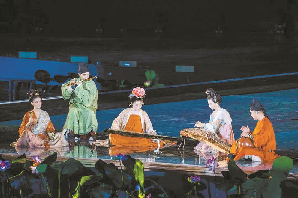 成立于2014年的自得琴社，其成員是一群熱愛古樂的年輕人。他們將傳統(tǒng)文化的魅力與國潮元素相互融合，在互聯(lián)網(wǎng)上掀起了“古畫音樂”的風(fēng)潮。網(wǎng)友點(diǎn)贊他們的視頻“仿佛一幅會(huì)動(dòng)的古代畫卷”，畫中人是身著古代服飾的樂師，或撫古琴，或吹笛蕭，或擊大鼓。