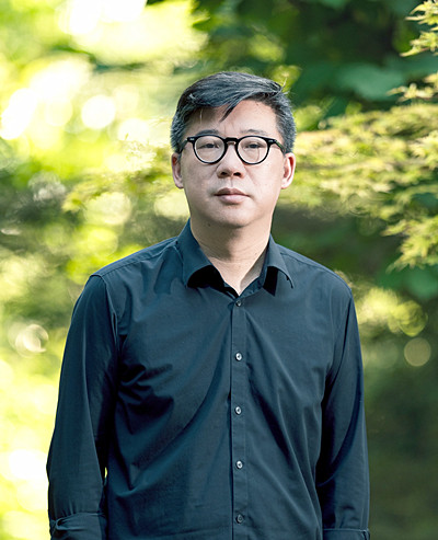 李修文，湖北省作家協(xié)會(huì)主席、武漢市文聯(lián)主席、武漢大學(xué)文學(xué)院教授，著有《猛虎下山》《詩來見我》《致江東父老》《山河袈裟》《滴淚痣》《捆綁上天堂》等