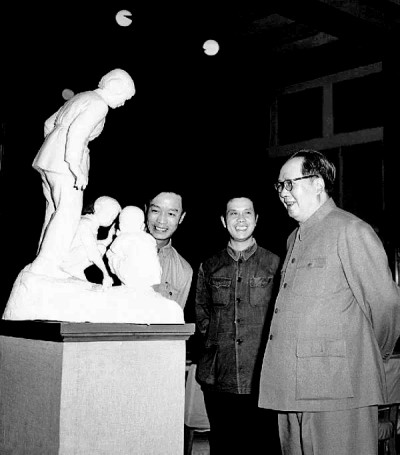 1955年,毛澤東主席參觀全國美展 呂厚民/攝 資料圖片