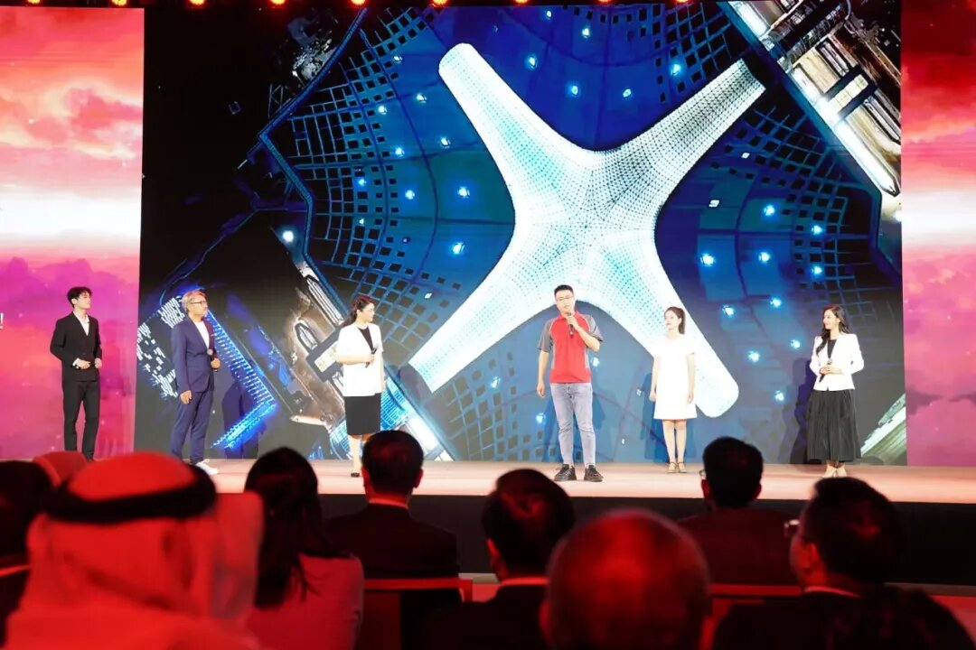 王二冬及杭州本地朗誦家共同朗誦了《中國(guó)快遞員》一詩(shī)