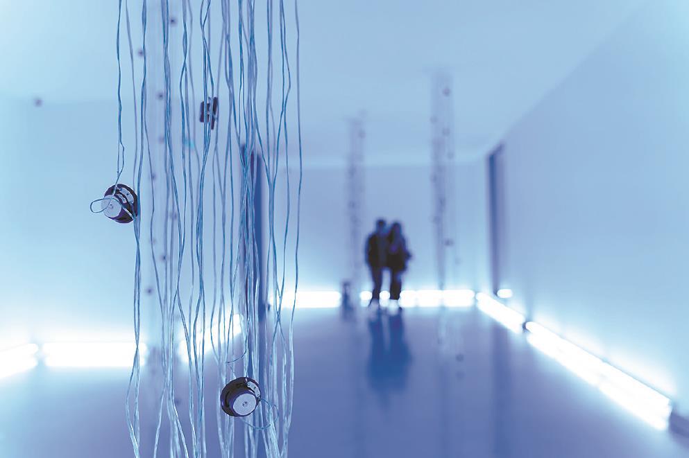 法國(guó)藝術(shù)家伊曼紐爾·拉加里格的作品《清醒夢(mèng)境》邀請(qǐng)觀眾參與多聲道秘境，挑戰(zhàn)和激活他們的感知