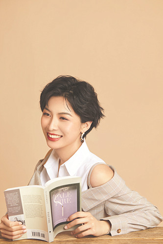 周婉京，一九九〇年生，北京人，哲學(xué)博士。曾獲山花文學(xué)雙年獎(jiǎng)·新人獎(jiǎng)、香港青年文學(xué)獎(jiǎng)等獎(jiǎng)項(xiàng)。出版有短篇小說集《取出瘋石》等作品，中長(zhǎng)篇小說《造房子的人》為其最新作品