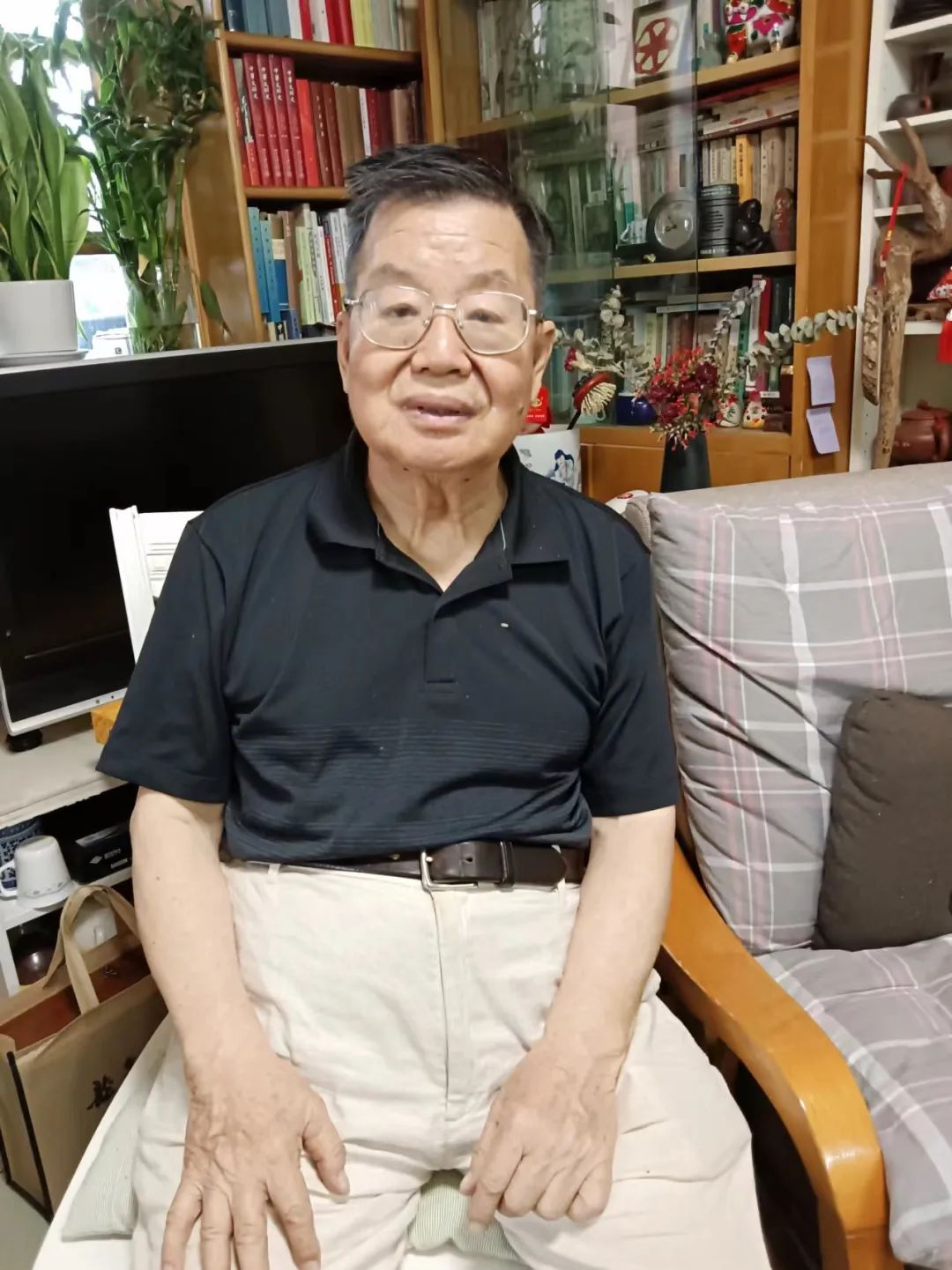 曾鎮(zhèn)南，著名評(píng)論家，中國(guó)社會(huì)科學(xué)院文學(xué)研究所當(dāng)代文學(xué)研究室研究員，首屆魯迅文學(xué)獎(jiǎng)獲得者