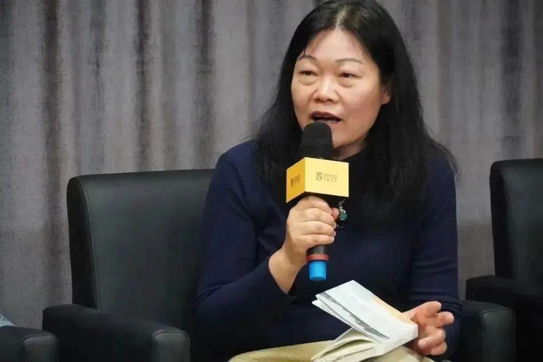 黃葒    南京大學外國語學院法語系教授，博士生導師，南京大學人文社會科學高級研究院兼職研究員，國際杜拉斯學會會員，中國法國文學研究會常務理事，中法語言文化比較研究會常務理事、江蘇省外文學會理事，江蘇省翻譯協(xié)會理事、南京翻譯家協(xié)會理事，南京作協(xié)理事。