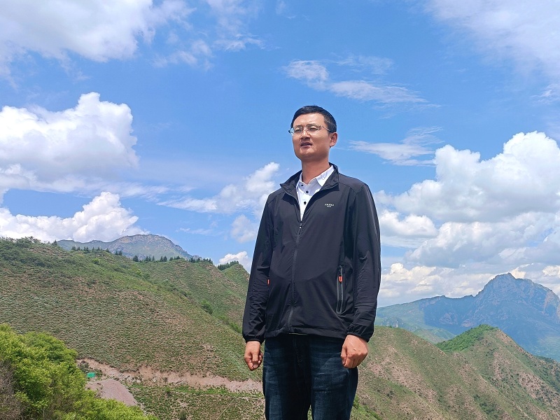 丁海龍，男，漢族，筆名古月星空，甘肅臨潭人。中華詩詞學(xué)會(huì)會(huì)員、甘肅省作家協(xié)會(huì)會(huì)員、甘肅省詩詞學(xué)會(huì)會(huì)員、甘肅省楹聯(lián)學(xué)會(huì)會(huì)員。作品見于《中華詩詞》《中華辭賦》《甘肅黨建》等刊。出版詩集《虛塵》《流水集》。