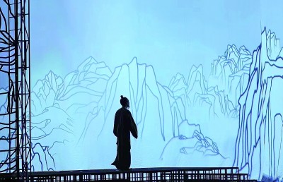 北京人民藝術(shù)劇院話劇《杜甫》演出現(xiàn)場(chǎng)，扮演杜甫的演員正慢慢步入山水畫卷。資料圖片