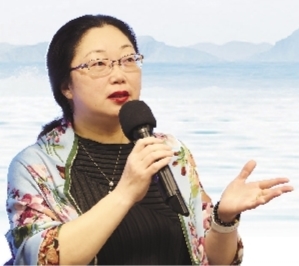 楊怡芬，浙江舟山人，魯迅文學(xué)院第13屆高研班學(xué)員。2002年開始寫作，在《人民文學(xué)》《十月》《花城》等發(fā)表小說百余萬字，出版中短篇小說集《披肩》、中篇小說集《追魚》、長篇小說《離觴》《海上繁花》等。