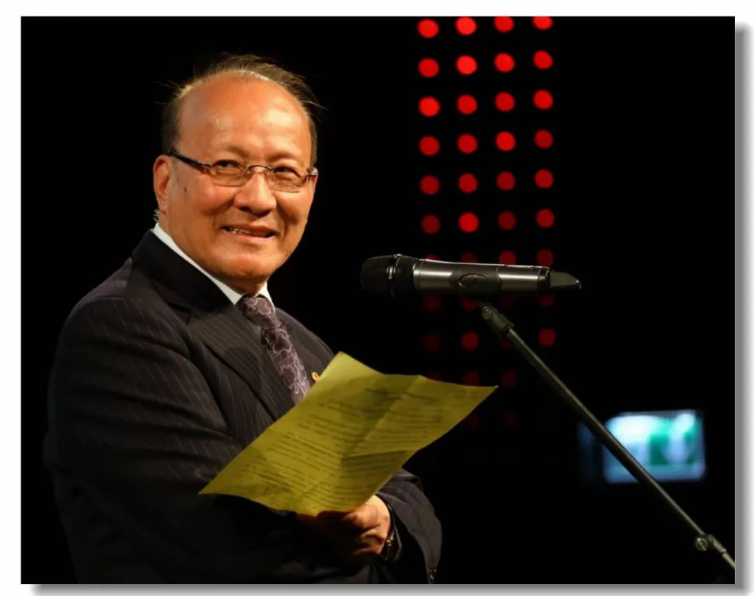 毛時(shí)安，中國(guó)文藝評(píng)論家協(xié)會(huì)副主席，上海市文廣局副巡視員、研究員。浙江奉化人。1948年生，1982年畢業(yè)于華東師大中文系。1995年加入中國(guó)作家協(xié)會(huì)。著有《引渡現(xiàn)代人的舟筏在哪里》《美學(xué)新變與反思》《毛時(shí)安文集》（四卷本）等，主編《1991年中國(guó)小說(shuō)》《海上名家文叢隨筆》《海上風(fēng)藝術(shù)文叢》等。曾獲第五屆中國(guó)文聯(lián)文藝評(píng)論一等獎(jiǎng)、全國(guó)中青年美學(xué)優(yōu)秀成果獎(jiǎng)、首屆上海文學(xué)藝術(shù)獎(jiǎng)等獎(jiǎng)項(xiàng)。