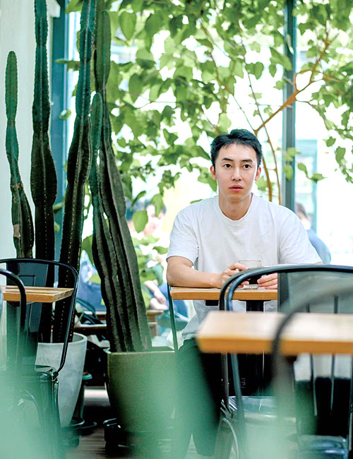 周宏翔，一九九〇年生于重慶，現(xiàn)居北京。中國作家協(xié)會(huì)會(huì)員。出版《當(dāng)燃》《第一次看見燦爛的時(shí)刻》等十余部作品，多部作品正在影視改編中。曾獲第五屆巴蜀青年文學(xué)獎(jiǎng)、“新浪年度十大熱書”等