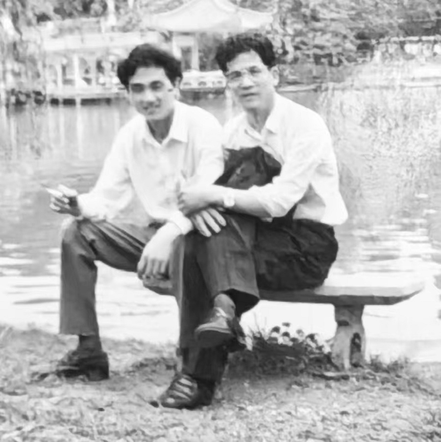 當(dāng)年漂泊在外，雖然沒(méi)寫東西，依然喜歡和文人交往，這個(gè)作家是誰(shuí)我忘了，