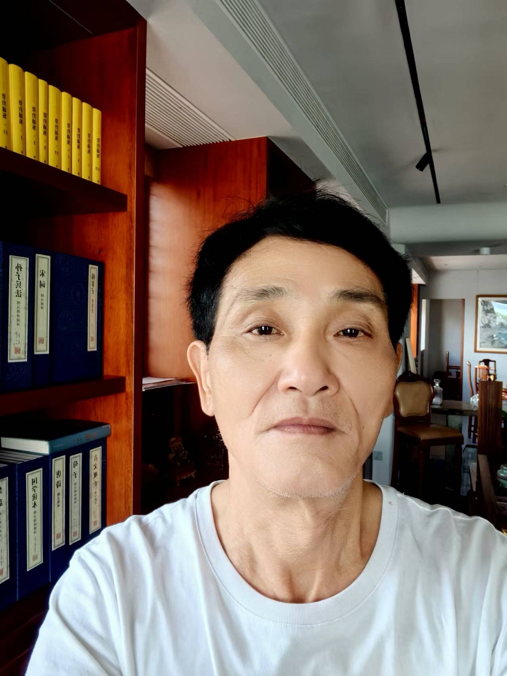 子塵，早年筆名野草，福建人，現(xiàn)居住廈門市，在一家私企上班。少年時(shí)開(kāi)始喜歡文學(xué)，一直熱愛(ài)，從不言放棄。早年有習(xí)作發(fā)表報(bào)刊，現(xiàn)大多作品發(fā)于網(wǎng)絡(luò)。