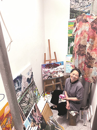 王柳云 祖籍湖南，2017年去福建學(xué)畫，后因在北京某大廈邊做保潔邊畫畫而被央視等主流媒體報(bào)道，進(jìn)而廣為人知。2023年開始出版自傳和詩歌集。著有《青芥人生》《月光不迷路》《走過一座?！?2023年，王柳云在北京某大廈保潔工具間 京石 攝