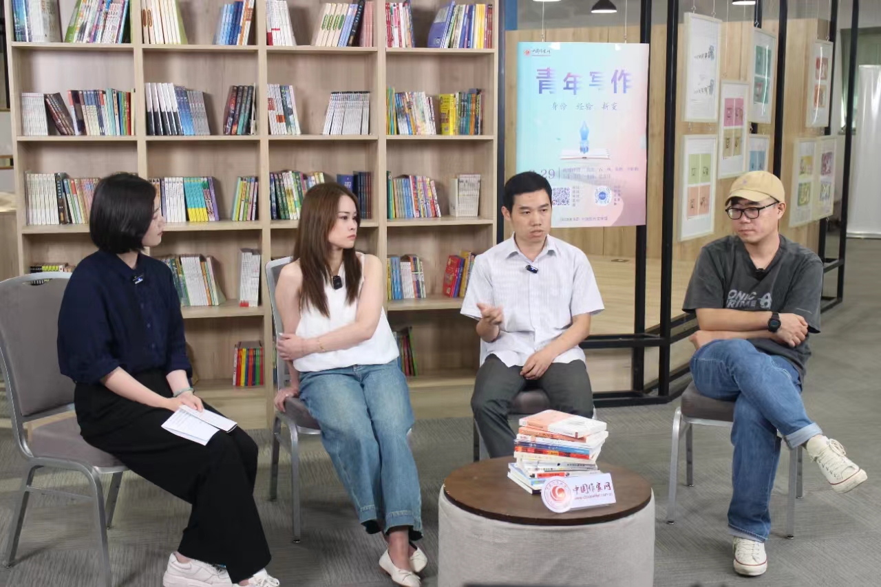 中國作家網(wǎng)文學(xué)直播間對談現(xiàn)場（左起：賀嘉鈺、葉昕昀、徐剛、石一楓）