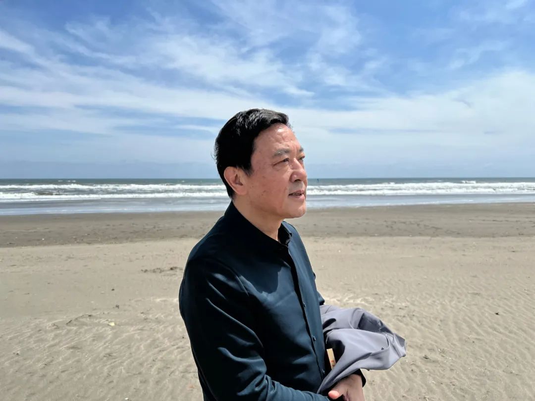 潘軍，著名作家、編??；1957年生，安徽懷寧人。1982年畢業(yè)于安徽大學(xué)中文系，主要作品有長篇小說《日暈》《風(fēng)》《獨(dú)白與手勢》《死刑報(bào)告》以及《潘軍小說文本》（6卷）等，并譯介為多種文字，多次獲獎。另有話劇作品《地下》《斷橋》《合同婚姻》《霸王歌行》，獲第31屆“世界戲劇節(jié)”優(yōu)秀劇目獎。自編自導(dǎo)的電視劇有《五號特工組》《海浪行動》《驚天陰謀》《粉墨》《虎口拔牙》《分界線》等。