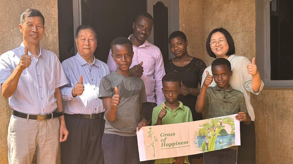 林占熺教授（左二）與盧旺達(dá)當(dāng)?shù)匕傩找黄馂橹袊?guó) 電視劇《幸福草》“打call”。（受訪者供圖）