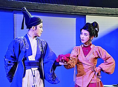 越劇演員陳麗君（左）和李云霄在越劇《新龍門客?！费莩鲋小Ｐ氯A社發(fā)