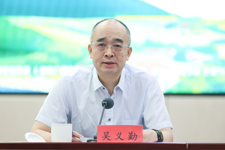 中國作協(xié)黨組成員、副主席、書記處書記吳義勤