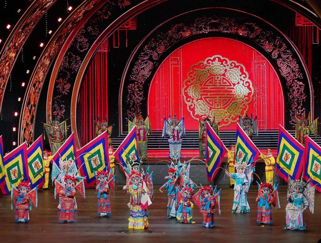 9月19日，演職人員在北京文化論壇專場(chǎng)文藝演出中表演戲曲聯(lián)唱《巾幗英雄穆桂英》。新華社記者 張晨霖 攝