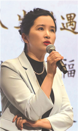 潘向黎，文學博士，上海作家協(xié)會副主席、專業(yè)作家。著有長篇小說《穿心蓮》，小說集《白水青菜》《十年杯》《輕觸微溫》《上海愛情浮世繪》等，專題隨筆集《茶可道》《梅邊消息》《古典的春水》《人間紅樓》等，共三十多種。獲魯迅文學獎短篇小說獎等