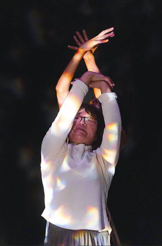 法魯克和余秀華合作詩(shī)歌舞蹈劇場(chǎng)作品《萬(wàn)噸月色》，試圖把詩(shī)里的“陰影”意象轉(zhuǎn)化成某種新鮮的舞臺(tái)象征——讓詩(shī)人在光與暗交錯(cuò)的空間里跳舞，在不同尺寸的“陰影”下舞蹈，表達(dá)不同生命階段對(duì)“陰影”的感受。（均受訪者供圖）