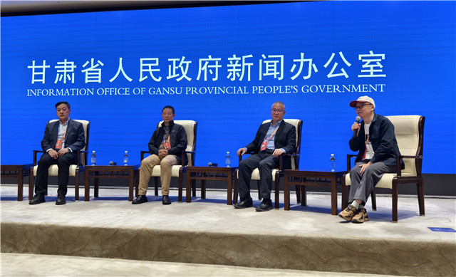 中山大學(xué)博導(dǎo)、教授，中國(guó)頂尖文學(xué)評(píng)論家謝有順，浙江文藝出版社常務(wù)副社長(zhǎng)，翻譯家曹元勇，北師大教授，詩(shī)人歐陽(yáng)江河，魯迅文學(xué)獎(jiǎng)獲得者、甘肅文聯(lián)副主席、作協(xié)主席葉舟回答記者提問(wèn)（攝影 澎湃新聞?dòng)浾?夏奕寧）