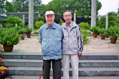 2005年10月，朱季海（左）與張洪鈞在蘇州雙塔寺。作者供圖