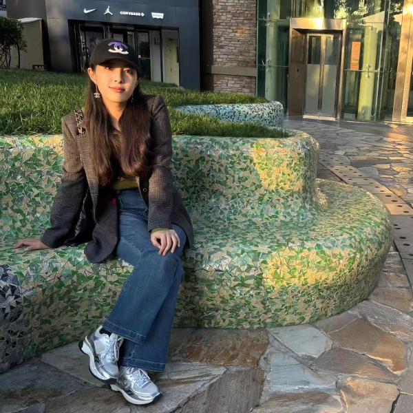 小珂，1988年生于北京，2018年開始寫作，作品曾發(fā)表于《收獲》《十月》《長江文藝》等雜志