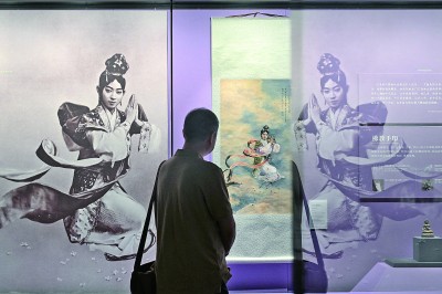 觀眾在北京恭王府博物館內(nèi)參觀梅蘭芳在京劇《天女散花》中的劇照（左）和徐悲鴻畫作《天女散花》（復(fù)制品）。新華社發(fā)