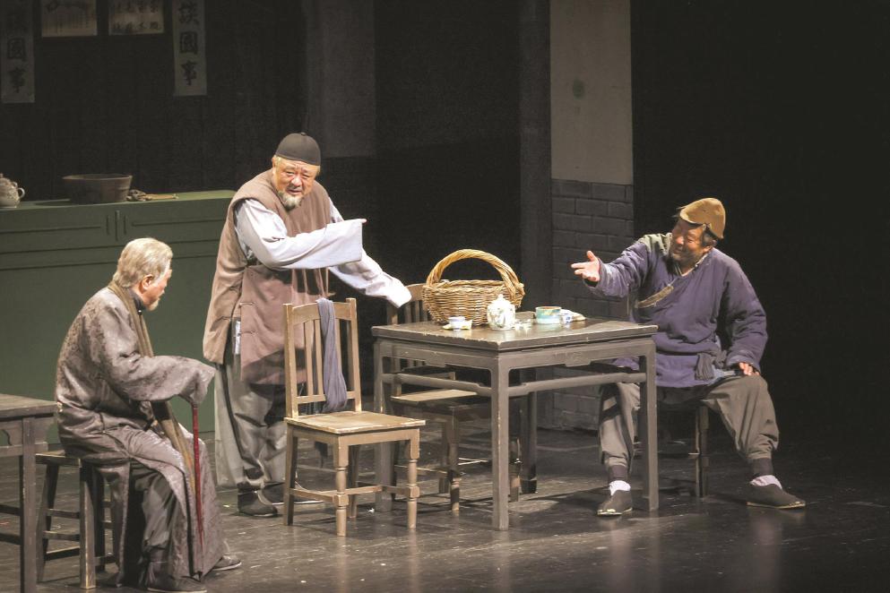 時(shí)隔36年，北京人藝再度駐演上海。圖為話(huà)劇《茶館》10月13日排練照。 本報(bào)記者 葉辰亮攝