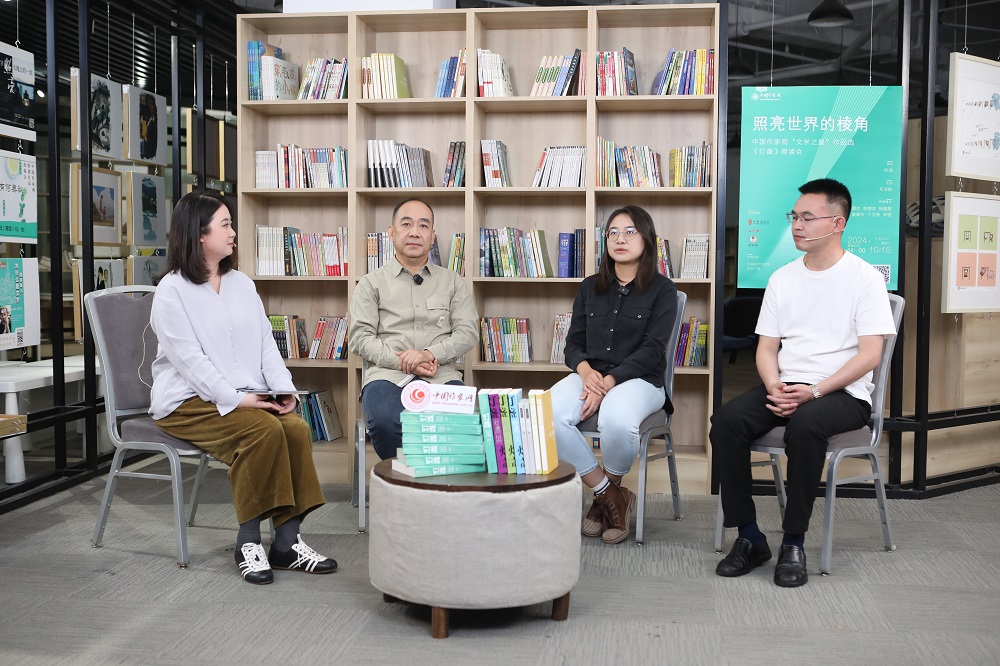 桫欏（右三）、于文舲（右二）、宋煜（右一）分享投稿經(jīng)歷