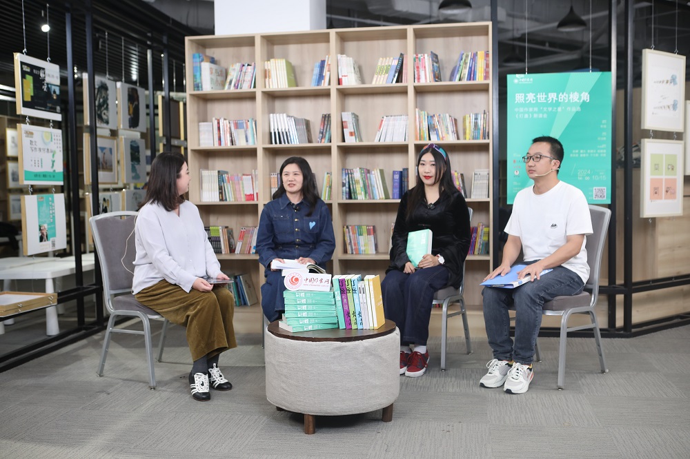 譚杰（右三）、楊碧薇（右二）、李英?。ㄓ乙唬┓窒怼稛舯K》