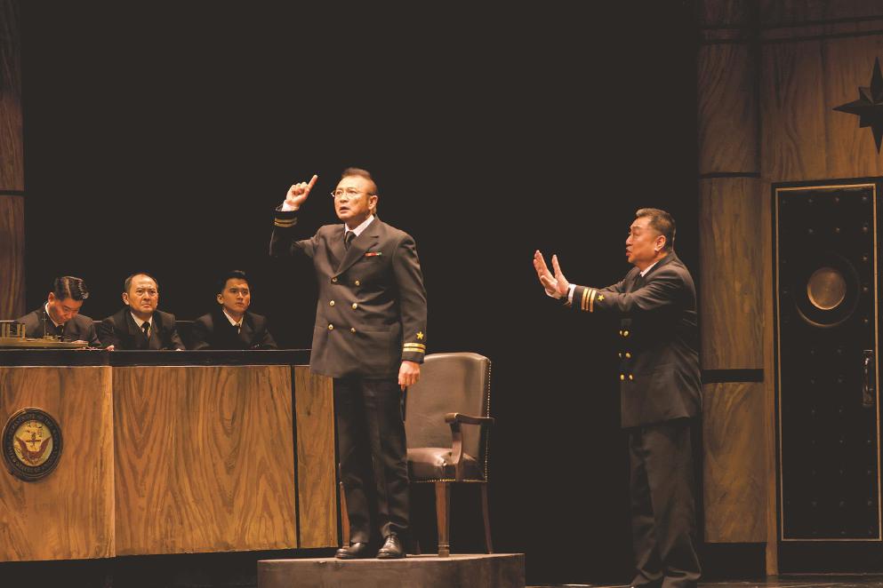 北京人藝話劇《嘩變》改編自普利策獎(jiǎng)獲獎(jiǎng)小說，全男班的“和尚戲”，沒有復(fù)雜的舞臺(tái)調(diào)度，全憑“話劇姓話”的語言功夫再次俘獲人心。 本報(bào)記者 葉辰亮攝