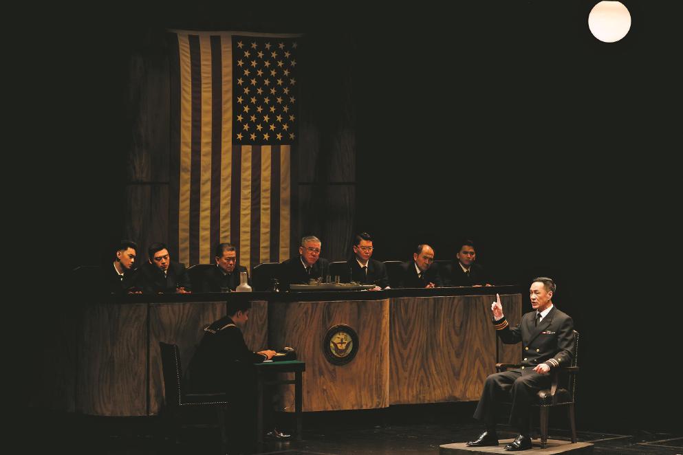 馮遠征（右一）在《嘩變》中飾演固執(zhí)刻板、獨斷專行的魁格艦長。 本報記者 葉辰亮攝